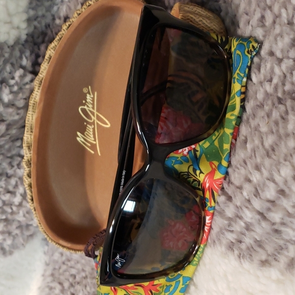 Maui Jim Accessories - Maui Jim Starfish Polarized Sunglasses like new condition Black and Tortoise